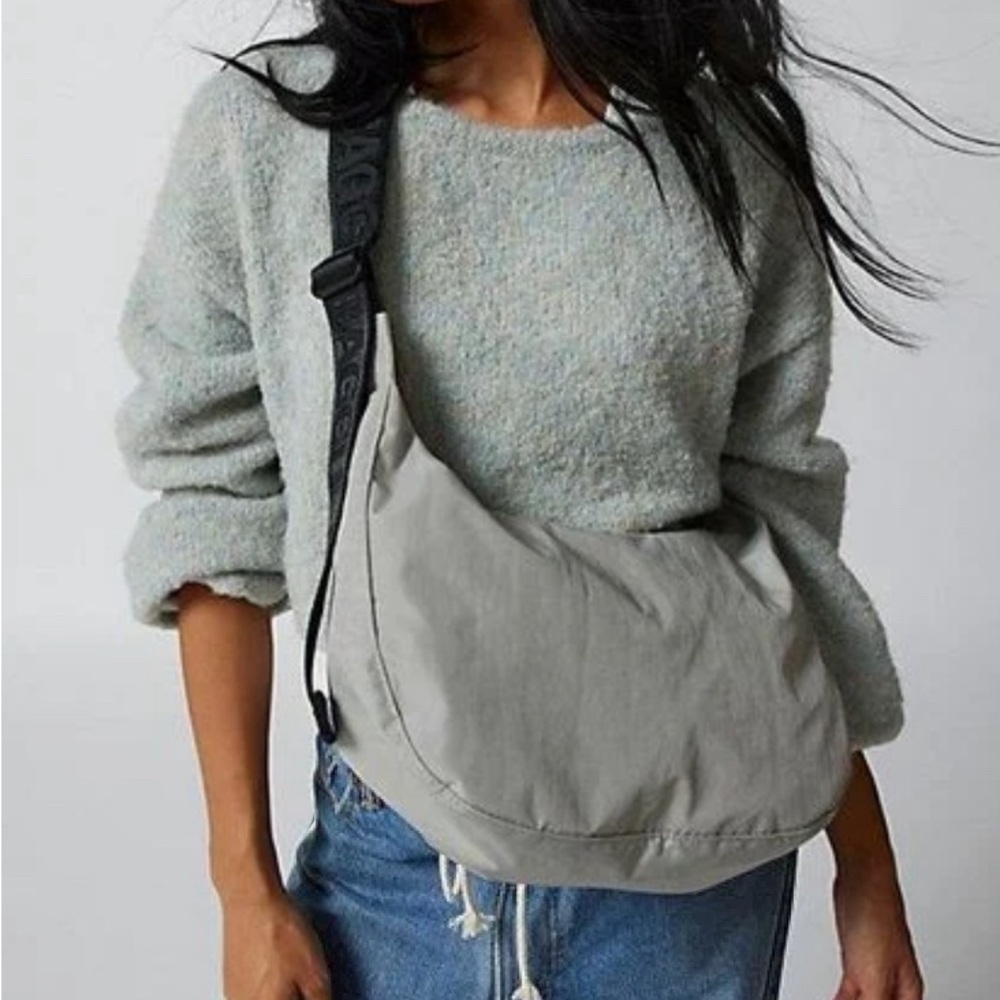 🌟NWT gray BAGGU medium crescent bag🌟